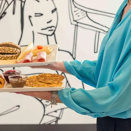 Ibis Perret 3* לוולואה פרה