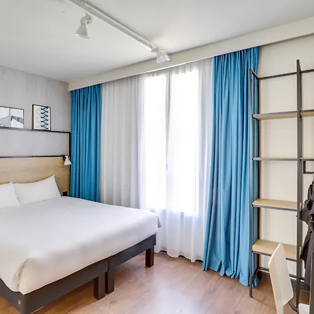 Ibis Perret 3* לוולואה פרה