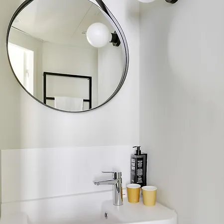 Ibis Perret 3* לוולואה פרה