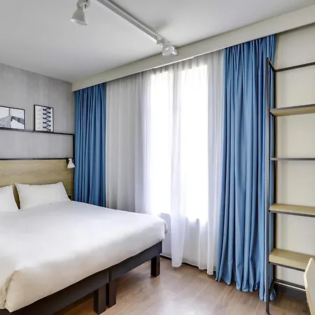 Ibis Perret 3* לוולואה פרה