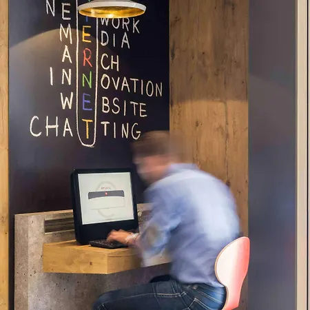 Ibis Perret 3* לוולואה פרה