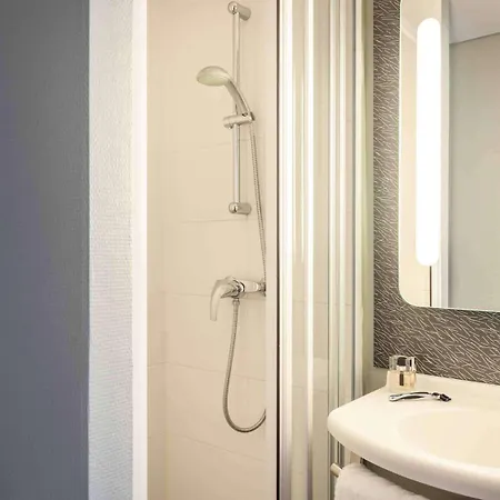 Ibis Perret 3*