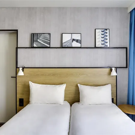 Ibis Perret 3* לוולואה פרה