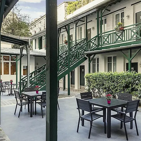 Ibis Perret 3* לוולואה פרה