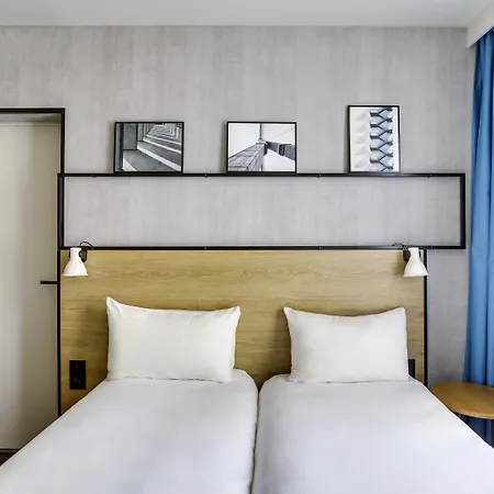 Ibis Perret 3* לוולואה פרה
