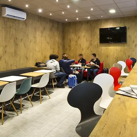 Ibis Perret 3* לוולואה פרה