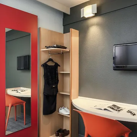 Ibis Perret 3* לוולואה פרה